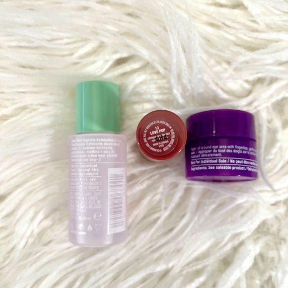 Clinique "Cosmetic Bag in Butterflies with Goodies" NWT - Picture 3 of 5